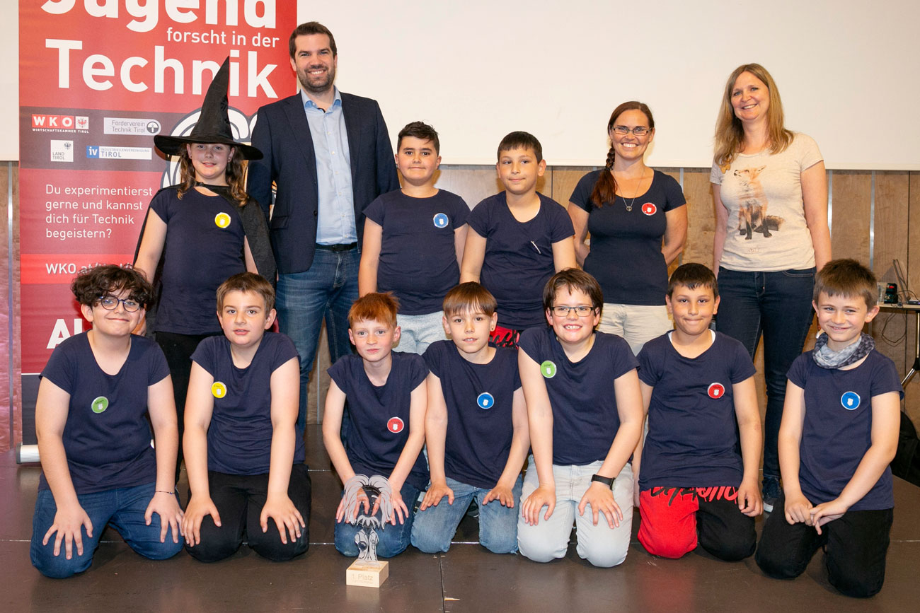 Ein erster Preis in der Kategorie Volksschule ging an die VS August Thielmann für ihr Projekt „Zauberschule“. Marlene Hopfgartner (r.) und Dominik Jenewein (l.) von der WK Tirol gratulieren herzlich.