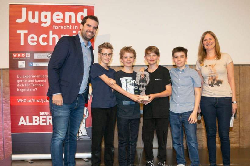 Der erste Preis in der Kategorie Kleingruppe ging an die Schüler des BG BRG Kufstein für ihr zukunftsweisendes Projekt „Solarwohnmobil“. Marlene Hopfgartner (r.) und Dominik Jenewein (l.) gratulierten herzlich.