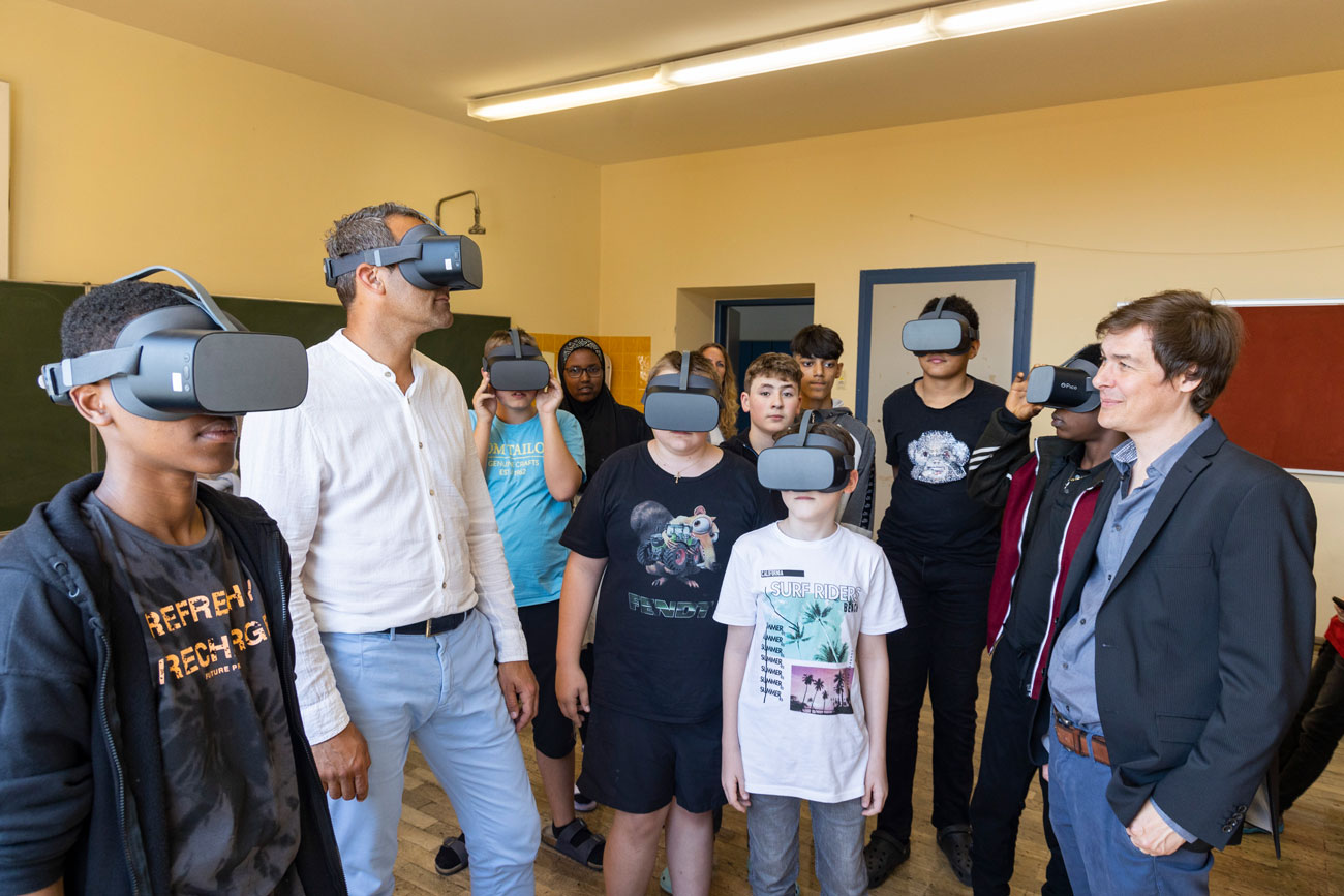 Mit den von Valentin Sysel (r.) und seinem Unternehmen „VRme.at“ programmierten VR-Brillen ist es möglich, in 80 verschiedene Lehrberufe virtuell hineinzuschnuppern.