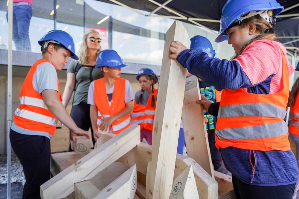 Kinder bei der Mitmachausstellung Erlebniswelt Baustelle