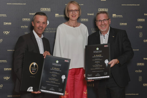 Landeck-Bezirksstellenleiter Otmar Ladner (l.) und Sybille Regensberger, Fachgruppenobfrau UBIT Tirol, gratulierten dem Zweitplatzierten Christian Frick zum Constantinus Award 2022.