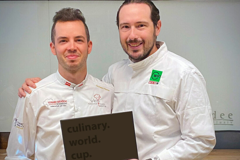 Michael Ploner (eines der Tiroler Mitglieder des VKÖ-Weltmeisterteams von 2018) und Philipp Stohner (VKÖ-Teamchef und Küchenmeister am WIFI Tirol) mit dem ausgezeichneten Bildband „Culinary World Cup“.