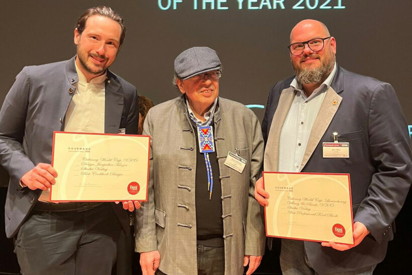 Philipp Stohner (WIFI-Küchenmeister und VKÖ-Teamchef, l.) und Mike P. Pansi (Präsident des Verbands der Köche Österreichs) freuten sich über die prestigeträchtigen Auszeichnungen - Edouard Cointreau, Gründer und Präsident der Gourmand Awards (Mitte), gratulierte.