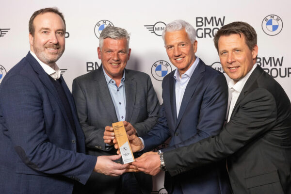 Der Award wurde in feierlichem Rahmen in Salzburg überreicht. Im Bild: Christian Morawa (BMW), Klaus und Peter Innerbichler, Niko Koch (BMW) (v.l.).