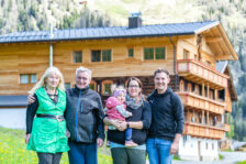 Gastgeber am Schliederlerhof und Landwirt Peter Auster – am Bild mit Partnerin Katharina, Töchterchen Leonie und den Eltern Theresia und Charly