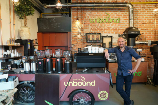 In Unbounds Schaurösterei in der „Werkstätte Wattens“ wird nicht nur geröstet. An einem umgebauten mobilen Fahrradstand wird auch Kaffee serviert – manchmal sogar von Firmengründer Florian Mayrhofer persönlich.