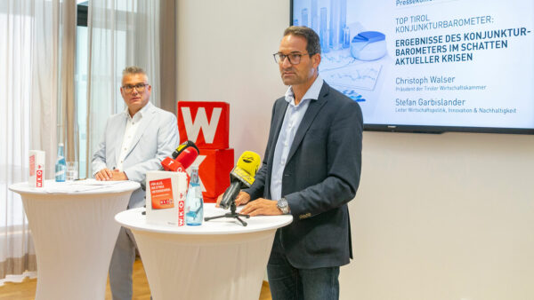 WK-Präsident Christoph Walser und Stefan Garbislander, Leiter der Abteilung Wirtschaftspolitik, Innovation und Nachhaltigkeit, präsentieren die aktuellen Konjunkturzahlen.