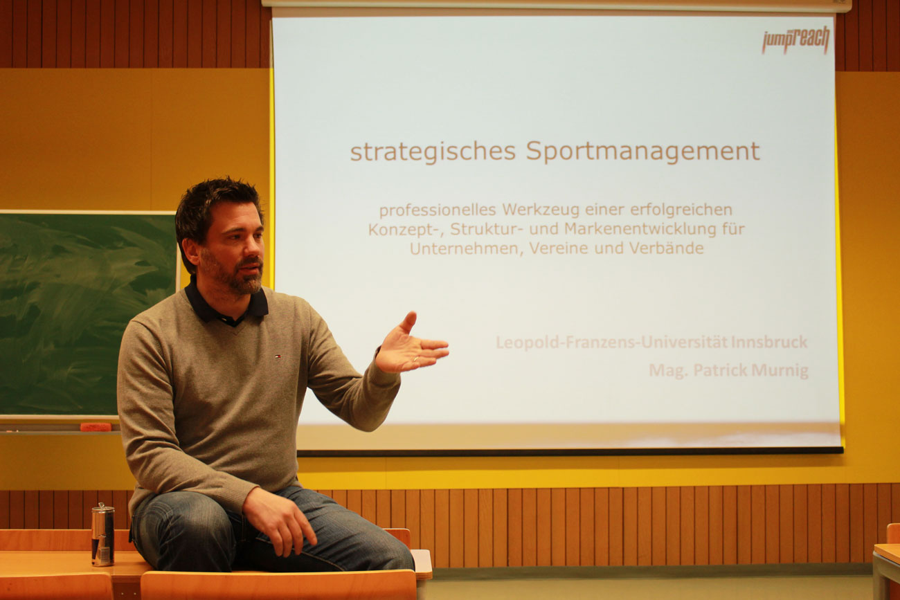 Als Lektor an der Universität Innsbruck verbindet Patrick Murnig Theorie und Praxis und erarbeitet mit den Studenten Projekte für die Wirtschaft.