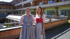 Veronika Mayr (l.) und Emily Eger haben beide das Abitur in Bayern gemacht und absolvieren jetzt eine Lehre beim Stanglwirt in Going.