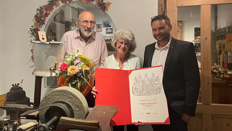 Zu ihrem 40-jährigen Betriebsjubiläum wurden Helmut und Waltraud Rief kürzlich mit der Ehrenurkunde der Tiroler Wirtschaftskammer ausgezeichnet - dazu gratulierte Innungsmeister Christian Dollinger (r.) sehr herzlich.