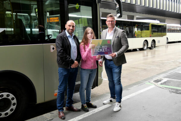 Freuen sich über die Initiative „kostenloses Lehrticket Tirol“: Markus Leitinger (GF Leitinger KG), Viktoria Ganza (Lehrling bei Leitinger KG) und Bernhard-Stefan Müller (Fachgruppenobmann) (v.l.).