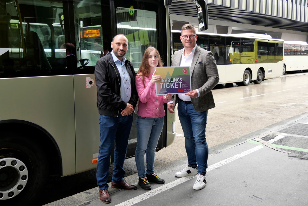 Freuen sich über die Initiative „kostenloses Lehrticket Tirol“: Markus Leitinger (GF Leitinger KG), Viktoria Ganza (Lehrling bei Leitinger KG) und Bernhard-Stefan Müller (Fachgruppenobmann) (v.l.).