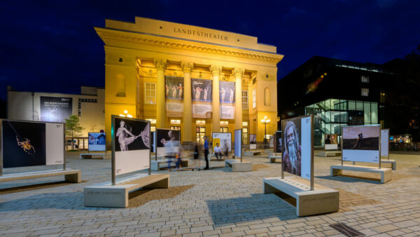 Die Ausstellung Menschenbilder vorm Tiroler Landestheater.
