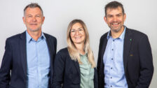 Teamleiter Daniel Gostner schnürt gemeinsam mit Sarah Stoff und Dieter Prommer (v.r.) die umfangreichen und maßgeschneiderten FIT-Angebote des WIFI Tirol.
