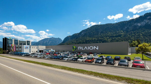 Am Konzernsitz der Plaion Holding in Höfen ist die Zahl der Beschäftigten von 150 im Jahr 2018 auf aktuell 220 gestiegen. In die Verdoppelung der Fläche des Logistikzentrums wurden 15,5 Millionen Euro investiert.
