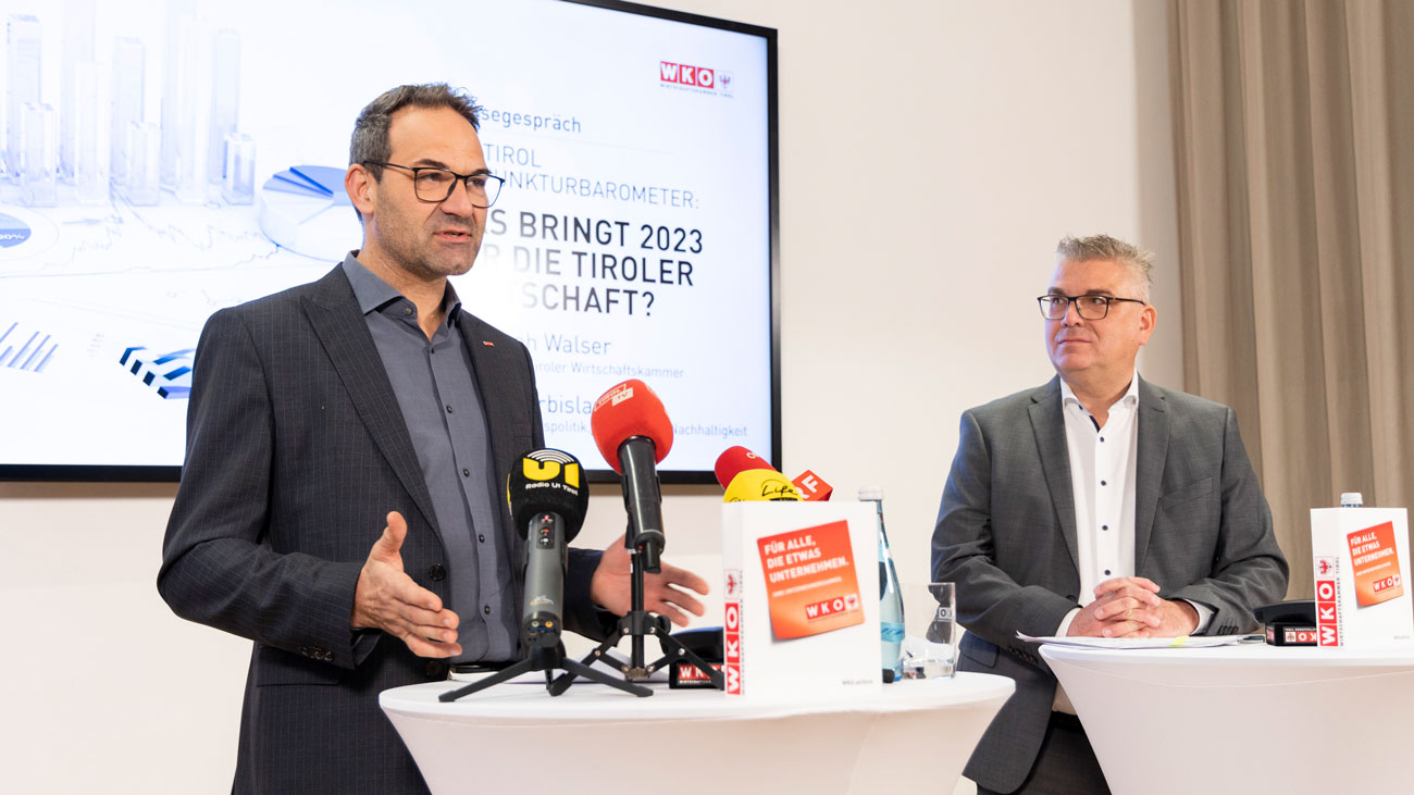 Die Tiroler Wirtschaft ist Ende 2023 wieder auf Vorkrisenniveau: WK-Präsident Christoph Walser (l.) und Stefan Garbislander, Leiter Wirtschaftspolitik, Innovation und Nachhaltigkeit.