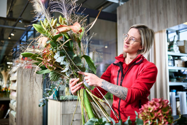 Symbolbild Floristen - eine Floristin bindet einen Blumenstrauß