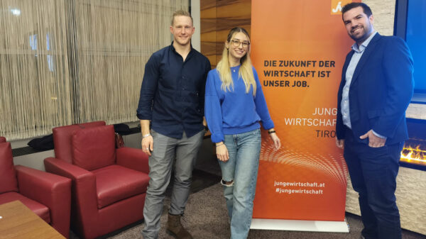 Bei einer Veranstaltung der Jungen Wirtschaft Tirol mit Landesvorsitzenden Dominik Jenewein (1.Bild re.) erzählten Stefan Humml (l.) und Renée über ihren Alltag als Influencer:in.
