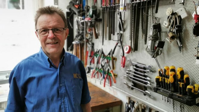 Auch Näh- und Strickmaschinen-Experte Heinz Heiss spürt, dass der Reparaturbonus zieht: "Es ist einfach oft besser, etwas Altes zu richten, als etwas Neues zu kaufen."