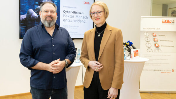 Sybille Regensberger, Obfrau der Fachgruppe UBIT (r.) mit Peter Stelzhammer, Sprecher der IT-Security Experts Group in der WK Tirol.