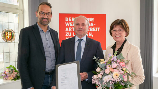 Der Kitzbüheler Unternehmer Klaus Lackner wurde mit dem Berufstitel Kommerzialrat geehrt – mit ihm freuten sich seine Lebensgefährtin Beate und WK-Präsident Christoph Walser (l.).